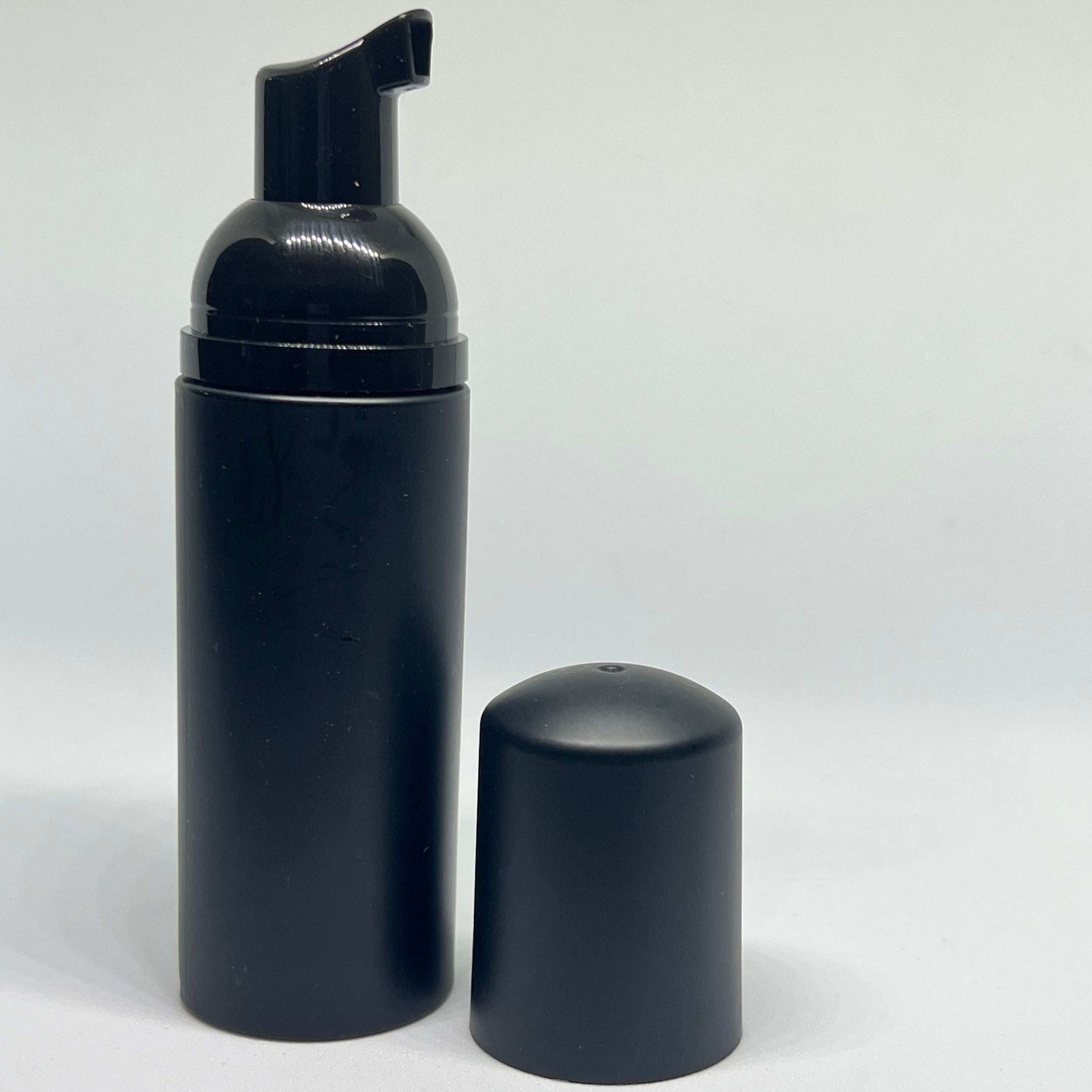 Magnetic lash shampoo in black pump bottle with cap