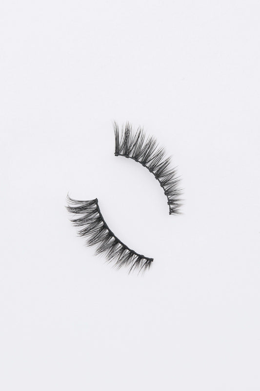 I Am Maui natural lashes with soft clusters and delicate black band