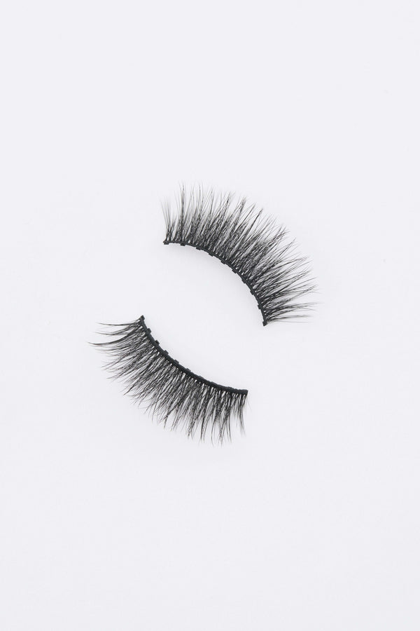 Mix of Lashes and Magnetic Liner – I Am Rich luxurious false eyelashes with black band and wispy, voluminous textured lashes