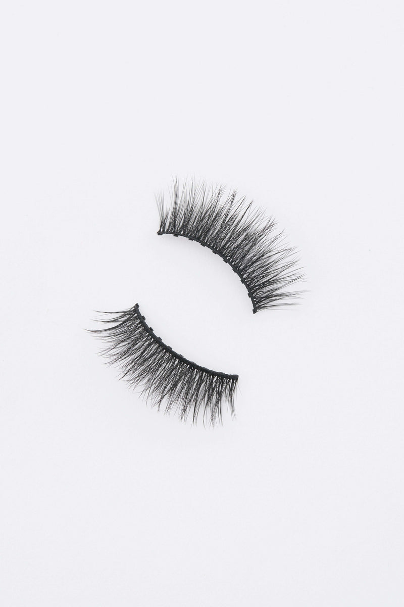 Mix of Lashes and Magnetic Liner – I Am Rich luxurious false eyelashes with black band and wispy, voluminous textured lashes