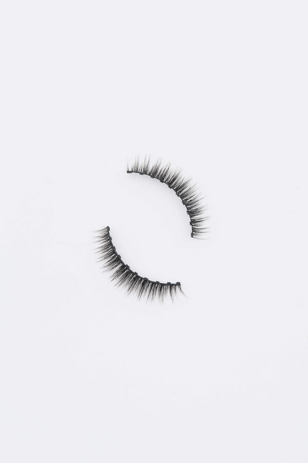 I Am Unique natural style false eyelashes with subtle length and wispy ends for daily wear