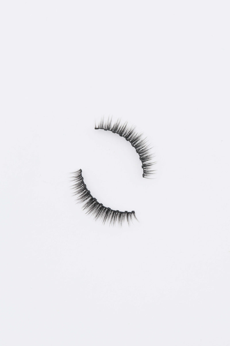I Am Unique natural style false eyelashes with subtle length and wispy ends for daily wear